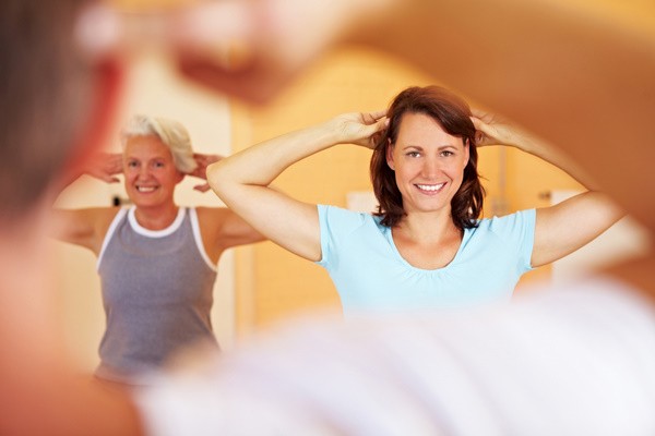 Viele GKVs wie die AOK Baden-Württemberg fördern Gesundheitskurse / Sportkurse wie z.B. einen Gymnastikkurs im Fitnesscenter © Robert Kneschke / Fotolia