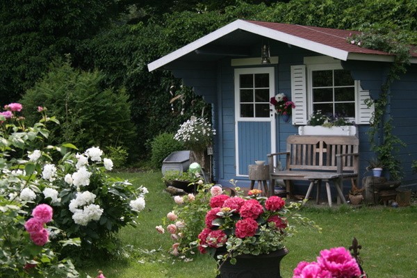 Lieber zwei mal die Police der Hausratversicherung prüfen: ist das Gartenhaus mit versichert? © rsphoto - Fotolia.com