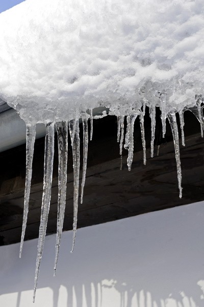 Haftpflichtversicherungen schützen Immobilienbesitzer vor Ansprüchen Dritter, wenn im Kontext des Gebäudes z.B. Passanten zu Schaden kommen (© Harald Lange - Fotolia.com)