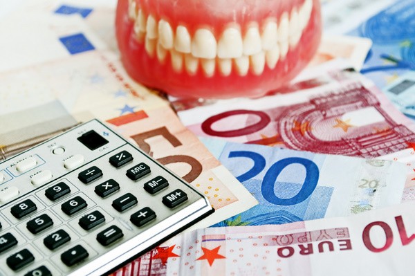 Umfassende Zahnbehandlungen und hochwertiger Zahnersatz können ohne private Zahnversicherung richtig teuer werden © Aleksander Mijatovic / Fotolia